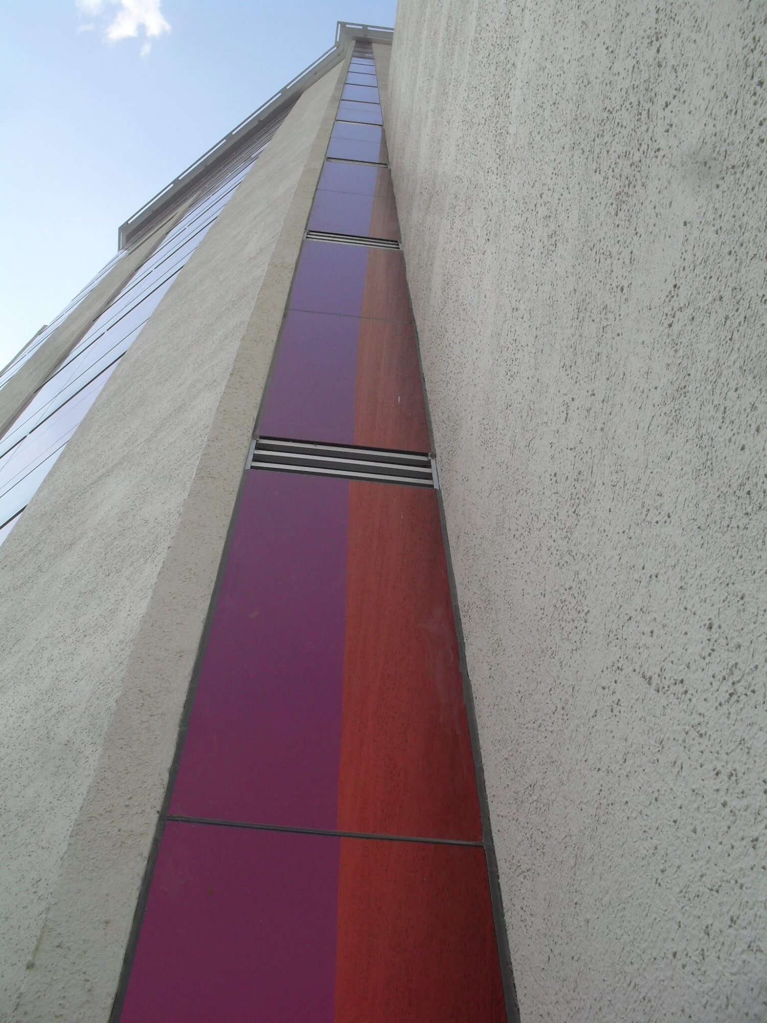 Las Gemas - Detalle arquitectónico exterior con paneles decorativos