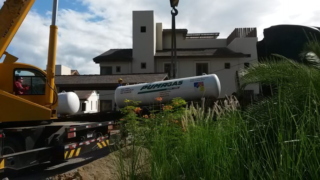 Instalación de tanque estacionario con grúa
