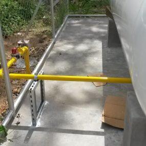 Tanque con tubería y cerco de seguridad