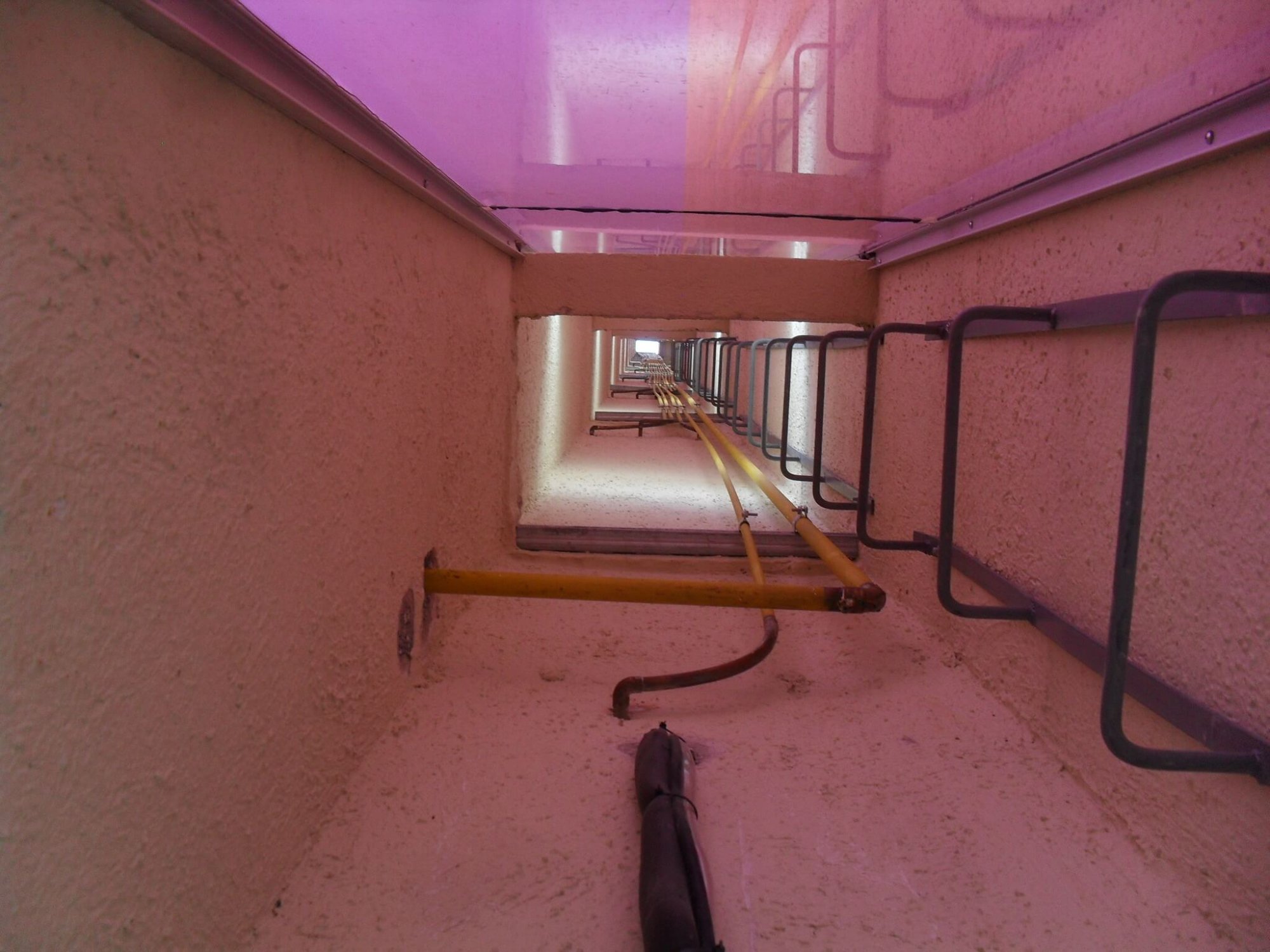 Las Gemas - Ducto técnico interior con tubería de GLP amarilla