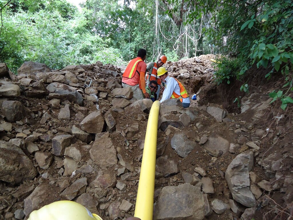 Guacalito de la Isla - Tubería de polietileno en ladera